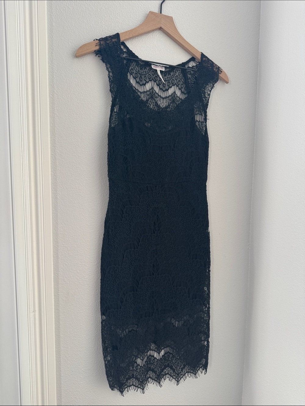 Elegant Black Lace Cap-Sleeve Sheath Dress